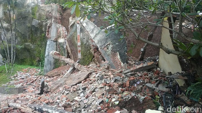 Tembok Perumahan Delta Dieng, Kecamatan Sukun, Kota Malang yang ambrol saat hujan deras.