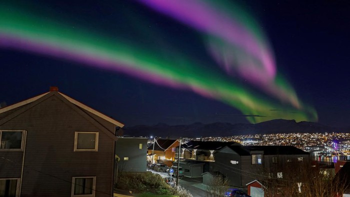 Terbius Pesona Aurora Borealis di Langit Norwegia Northern Lights, also called Aurora Borealis, are seen in the sky over Tromso, Norway November 2, 2022. NTB/Rune Stoltz Bertinussen via REUTERS ATTENTION EDITORS - THIS IMAGE WAS PROVIDED BY A THIRD PARTY. NORWAY OUT. NO COMMERCIAL OR EDITORIAL SALES IN NORWAY.