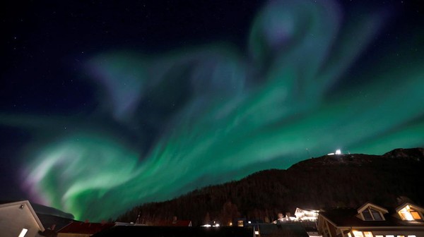 Fenomena alam yang unik ini hanya bisa disaksikan pada daerah yang jauh dari khatulistiwa, seperti Norwegia. (Reuters/Rune Stoltz Bertinussen)  
