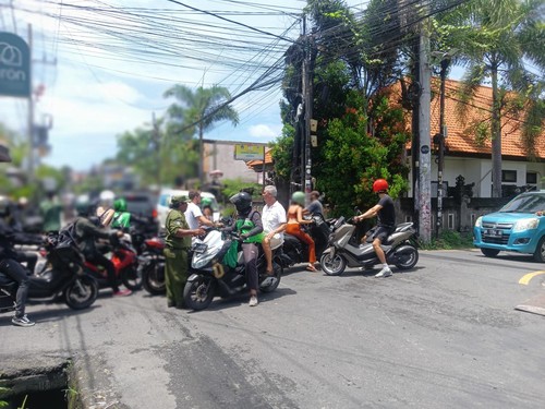 Ujicoba pengalihan arus lalin di shortcut Canggu, Kuta Utara, Badung