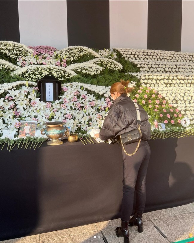 Pada Senin (1/11/2022), Vill Wannarot memberikan penghormatan untuk para korban tragedi Itaewon. Dia mendatangi sebuah altar yang berada di depan Balai Kota Seoul dalam balutan busana serba hitam, membawa buket bunga warna putih. Foto: dok. Instagram @villwannarot