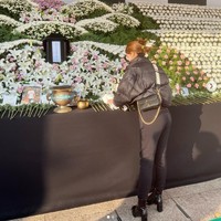 Pada Senin (1/11/2022), Vill Wannarot memberikan penghormatan untuk para korban tragedi Itaewon. Dia mendatangi sebuah altar yang berada di depan Balai Kota Seoul dalam balutan busana serba hitam, membawa buket bunga warna putih. Foto: dok. Instagram @villwannarot