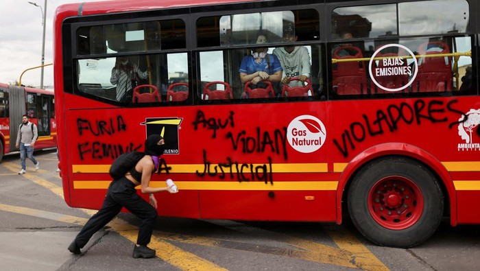 Feminist rights demonstrators attend a protests against the alleged sexual abuse of a minor woman inside a Transmilenio public transport station, in Bogota, Colombia November 3, 2022. REUTERS/Luisa Gonzalez