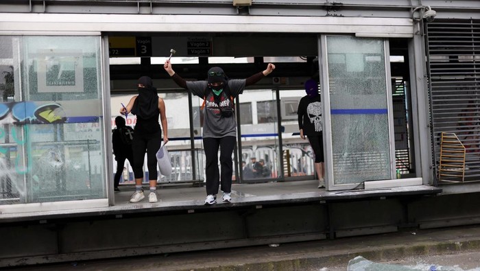 Warga Protes Pelecehan Seksual, Bus dan Halte Ini Jadi Sasaran Feminist rights demonstrators attend a protests against the alleged sexual abuse of a minor woman inside a Transmilenio public transport station, in Bogota, Colombia November 3, 2022. REUTERS/Luisa Gonzalez
