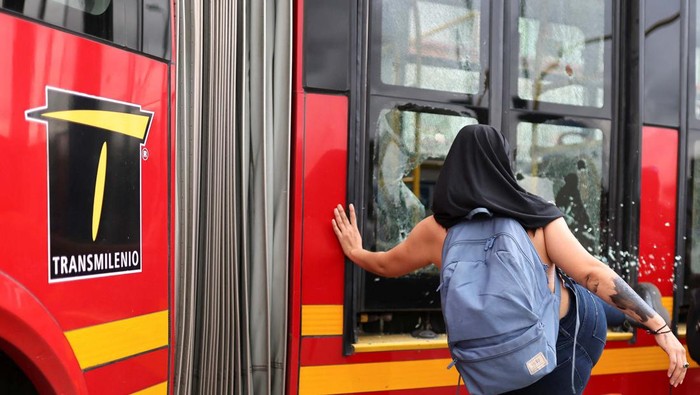 Feminist rights demonstrators attend a protests against the alleged sexual abuse of a minor woman inside a Transmilenio public transport station, in Bogota, Colombia November 3, 2022. REUTERS/Luisa Gonzalez