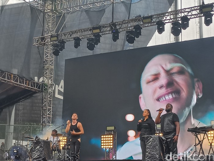 Penampilan Years & Years di Joyland Festival 2022.