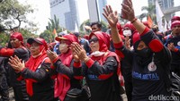 Dalam aksi ini, buruh mengusung empat tuntutan. Pertama menuntut kenaikan UMK 2023 sebesar 13%. Kedua, menolak PHK dengan dalih resesi global karena di Indonesia tidak ada resesi. Ketiga, menolak omnibus law UU Cipta Kerja dan yang keempat, mendesak agar RUU Perlindungan Pekerja Rumah Tangga (PPRT) segera disahkan.