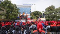 Tampak perwakilan demonstran berorasi.