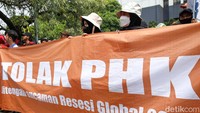 Sebelumnya, Presiden Konfederasi Serikat Pekerja Indonesia (KSPI) Said Iqbal mengatakan isu tentang PHK terhadap 45 ribu buruh garmen, tekstil, dan atomotif tidaklah benar. Menurutnya, isu PHK itu sengaja dibuat untuk memunculkan narasi resesi maka upah buruh tak perlu naik di tahun 2023 mendatang.