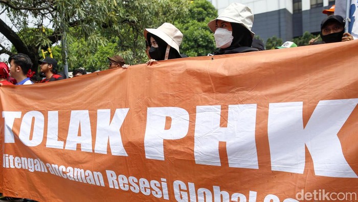 Konfederasi Serikat Pekerja Indonesia (KSPI) gelar demo di Kantor Kemnaker, Kuningan, Jakarta Selatan. Mereka membawa empat tuntutan.