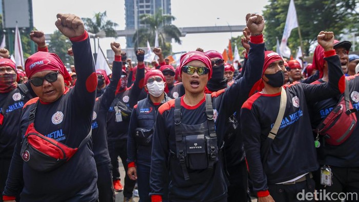 Yel-yel Buruh Menggema di Kantor Kemnaker Konfederasi Serikat Pekerja Indonesia (KSPI) gelar demo di Kantor Kemnaker, Kuningan, Jakarta Selatan. Mereka membawa empat tuntutan.