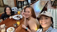  Liburan di luar negeri, BCL bersama Noah dan Yuna menikmati orange juice dan ragam dessert. Terlihat nikmat ya?