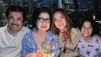 BCL sosok yang sangat dekat dengan keluarga. Ia turut merayakan ulang tahun ibunya dengan memberi kejutan kue ultah dan makan malam bersama.