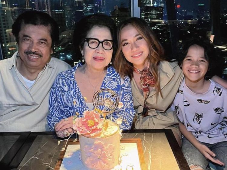 10 Momen Kulineran Hangat BCL Bareng Keluarga