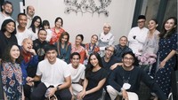 Lebaran di rumah BCL terasa meriah dengan kehadiran banyak saudara. Terlihat ia juga menyiapkan ragam makanan enak.