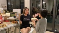 Tentu saja kejutan terindah datang dari Noah. Sang anak membawakan kue ulang tahun, lengkap dengan lilin untuk ditiup.