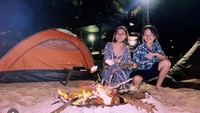  Pelantun Karena Ku Cinta Kau ini sering habiskan waktu bersama anaknya. Ini momen mereka buat smores bareng. 