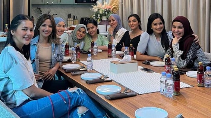 10 Momen Kulineran Mewah dan Seru “Geng Cendol” yang Isinya Artis ‘Sultan’ 10 Momen Kulineran Mewah dan Seru “Geng Cendol” yang Isinya Artis ‘Sultan’