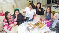 Kekompakan Geng Cendol meski tak hadir semuanya tapi selalu seru. Mereka tak bisa lepas dari makanan. Aneka pastry dan kue juga mereka sukai. Foto: Instagram