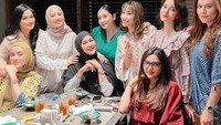 Ada Wulan Guritno, Ririn Ekawati, Ayu Dewi hingga Titi Kamal yang hadir dalam acara makan-makan seru, yang sudah menjadi agenda wajib dari Geng Cendol kalau sedang ngumpul. Foto: Instagram