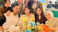 Luna Maya hingga Shiren Sungkar juga sering ikut bergabung ke acara makan-makan Geng Cendol. Mereka juga sering nongkrong di kafe bersama. Foto: Instagram