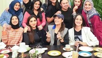Salah satu agenda wajib yang paling disukai seluruh anggota Geng Cendol selain makan bareng, adalah ngeteh sore bareng. Dikenal juga dengan nama afternoon tea. Foto: Instagram
