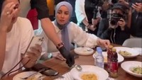 Tak kaleng-kaleng kumpulan artis sultan ini sampai datangkan chef khusus untuk menyajikan hidangan spesial di acara temu kangen mereka. Foto: Instagram