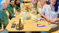 Masih dalam agenda ngeteh sorenya, Geng Cendol tampil santai namun tetap elegan saat nongkrong bareng di salah satu kafe. Foto: Instagram