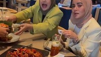 Bersama Aurel Hermansyah, pose lucu Olla Ramlan saat berusaha menghabiskan pesanan makanan yang ada ini memang menggambarkan keseruan pertemanan mereka. Foto: Instagram