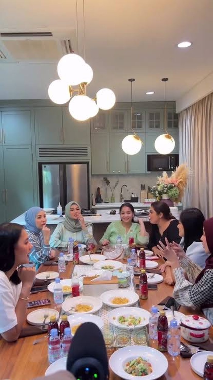 10 Momen Kulineran Mewah dan Seru “Geng Cendol” yang Isinya Artis ‘Sultan’