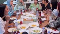 Terakhir ini keseruan Geng Cendol saat makan-makan lagi di rumah Nagita Slavina. Untuk menjaga kekompakan pertemanan mereka. Foto: Instagram
