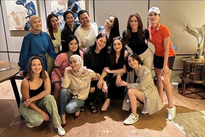 10 Momen Kulineran Mewah dan Seru “Geng Cendol” yang Isinya Artis ‘Sultan’ 10 Momen Kulineran Mewah dan Seru “Geng Cendol” yang Isinya Artis ‘Sultan’