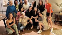 Punya pertemanan yang kompak. Geng Cendol yang terdiri dari barisan artis ‘sultan’ ini punya satu hobi yang sama, yaitu kulineran hinga makan-makan di berbagai restoran. Foto: Instagram