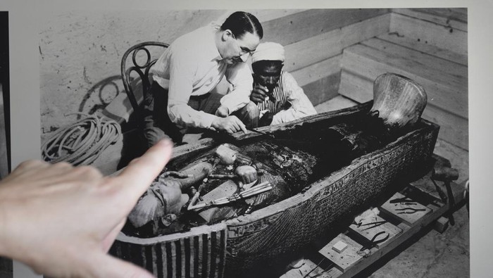 Tourists film the Tutankhamuns mummy at his tomb at the Valley of the Kings in Luxor, Egypt, Friday, Nov. 4, 2022. Egypt celebrates the 100-year anniversary of the discovery of Tutankhamun tomb on Nov. 4, 1922 by British archaeologist Howard Carter and his team. (AP Photo/Amr Nabil)