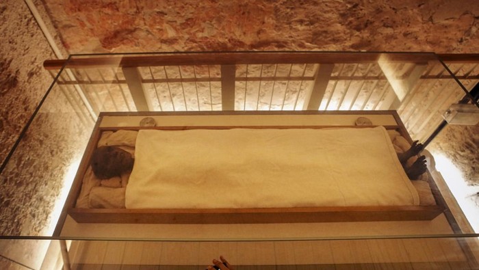 Tourists film the Tutankhamun's mummy at his tomb at the Valley of the Kings in Luxor, Egypt, Friday, Nov. 4, 2022. Egypt celebrates the 100-year anniversary of the discovery of Tutankhamun tomb on Nov. 4, 1922 by British archaeologist Howard Carter and his team. (AP Photo/Amr Nabil)