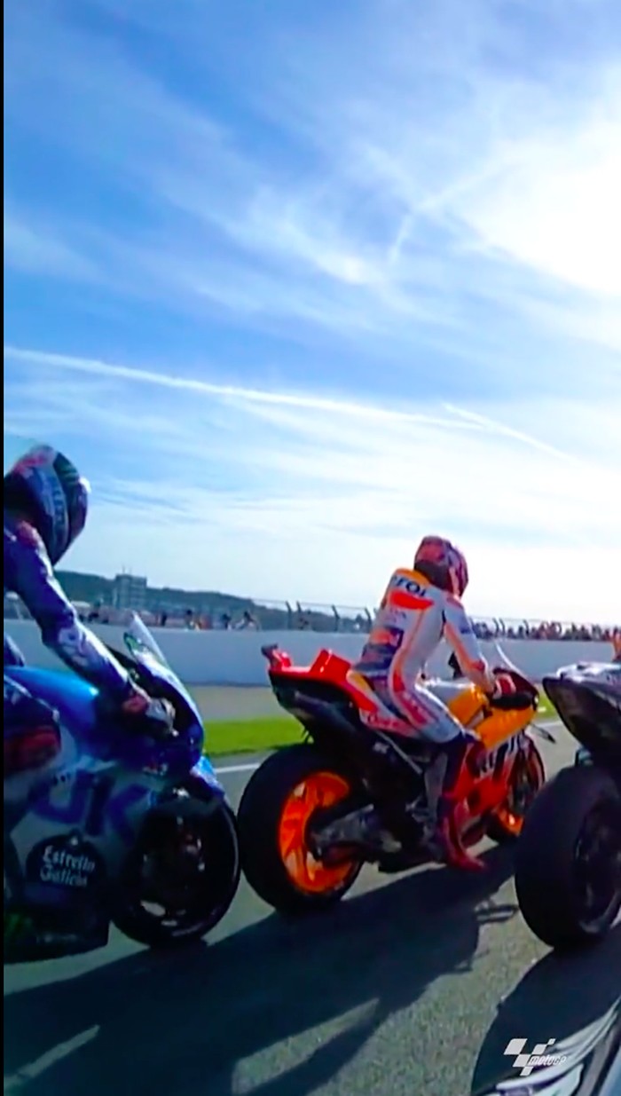 Alex Rins sundul motor Marc Marquez