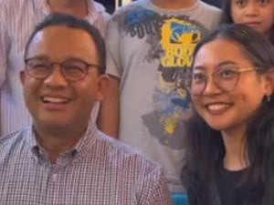 Main ke Medan, Anies Makan Durian Sambil Menyapa Warga