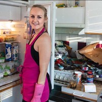 Auri Katariina mengaku langsung bersemangat saat melihat kotoran atau jamur di permukaan benda. Jiwa bersih-bersihnya langsung tak tertahankan. Foto: Instagram/@aurikatariina