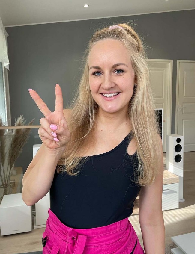 Auri Katariina sangat terobsesi dengan kegiatan bersih-bersih. Dia pun rela membersihkan rumah dan perabotan sekotor apapun tanpa dibayar. Foto: Instagram/@aurikatariina