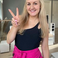 Auri Katariina sangat terobsesi dengan kegiatan bersih-bersih. Dia pun rela membersihkan rumah dan perabotan sekotor apapun tanpa dibayar. Foto: Instagram/@aurikatariina