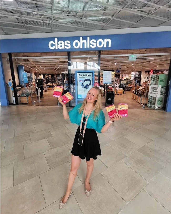 Tak ada gaji karena tak punya pekerjaan tetap, Auri Katariina menghasilkan uang dari endorsement dan iklan berbagai brand pembersih. Penghasilannya itu juga dia gunakan untuk biaya keliling dunia. Sementara perlengkapan kebersihan dipasok oleh perusahaan yang mensponsorinya. Foto: Instagram/@aurikatariina