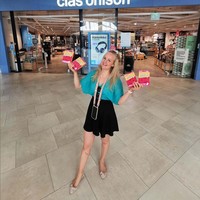 Tak ada gaji karena tak punya pekerjaan tetap, Auri Katariina menghasilkan uang dari endorsement dan iklan berbagai brand pembersih. Penghasilannya itu juga dia gunakan untuk biaya keliling dunia. Sementara perlengkapan kebersihan dipasok oleh perusahaan yang mensponsorinya. Foto: Instagram/@aurikatariina