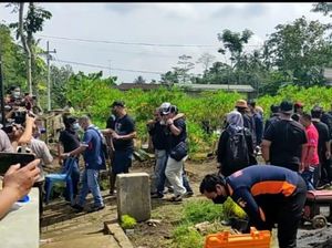 Ayah Korban Tragedi Kanjuruhan Pingsan Saat Ekshumasi Jasad 2 Putrinya