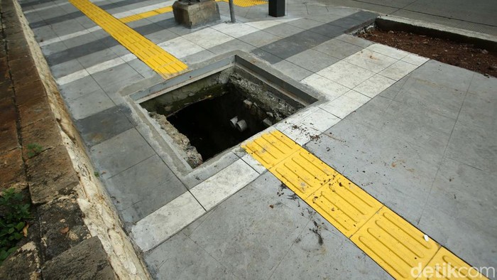 Sebuah lubang saluran air mengangga di trotoar Jalan Sultan Hasanudin, Kebayoran Baru. Lubang yang belum ditutup ini sangat membahayakan pejalan kaki.