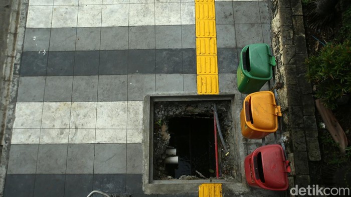 Sebuah lubang saluran air mengangga di trotoar Jalan Sultan Hasanudin, Kebayoran Baru. Lubang yang belum ditutup ini sangat membahayakan pejalan kaki.