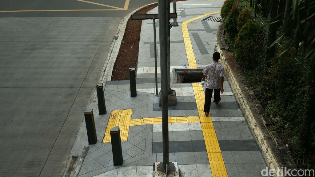 Sebuah lubang saluran air mengangga di trotoar Jalan Sultan Hasanudin, Kebayoran Baru. Lubang yang belum ditutup ini sangat membahayakan pejalan kaki.
