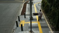 Pejalan kaki melintas di Trotoar Jalan Sultan Hasanudin, Kebayoran Baru, Jakarta, Sabtu (5/11/2022).