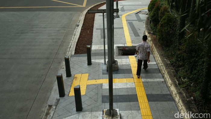 Sebuah lubang saluran air mengangga di trotoar Jalan Sultan Hasanudin, Kebayoran Baru. Lubang yang belum ditutup ini sangat membahayakan pejalan kaki.