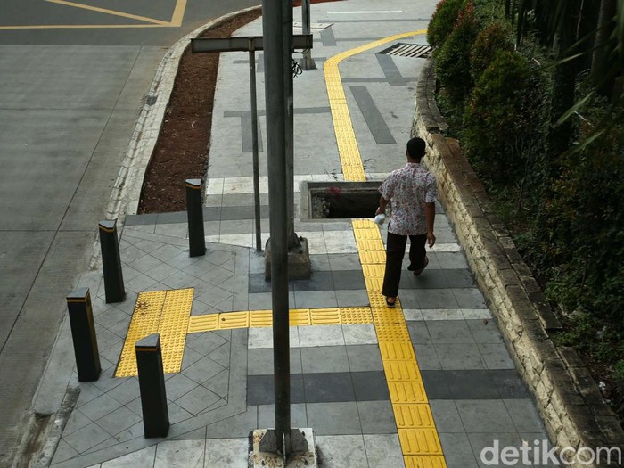 Sebuah lubang saluran air mengangga di trotoar Jalan Sultan Hasanudin, Kebayoran Baru. Lubang yang belum ditutup ini sangat membahayakan pejalan kaki.