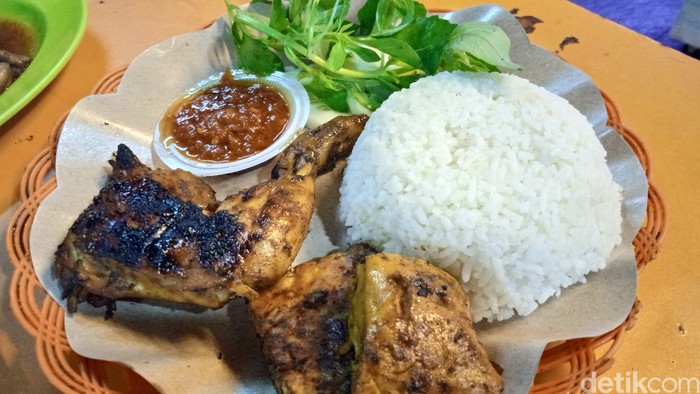 Ayam Bakar Legendaris Dekat SMA 6 Jakarta Ini Laku 500 Potong Setiap Hari